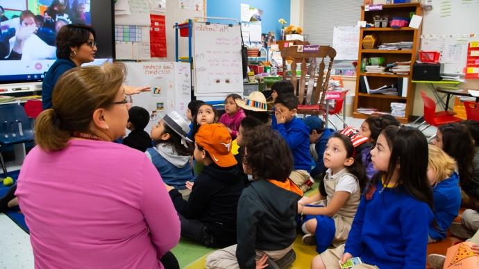 a 赌博娱乐平台网址大全 education professors leads an elementary school classroom